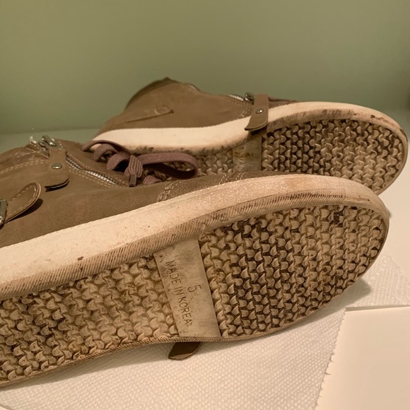 Shoes - Picture 7 of 8